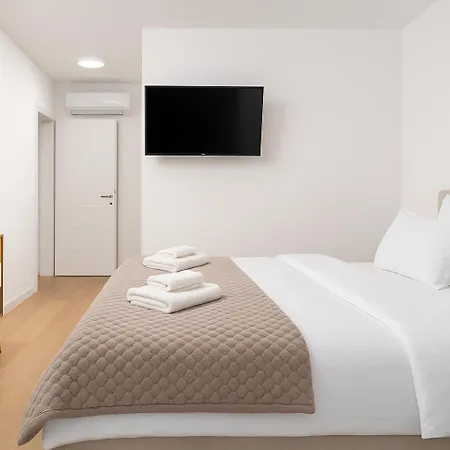 Luxury Mona With Garden & Jacuzzi In Zadar, Borik Apartment