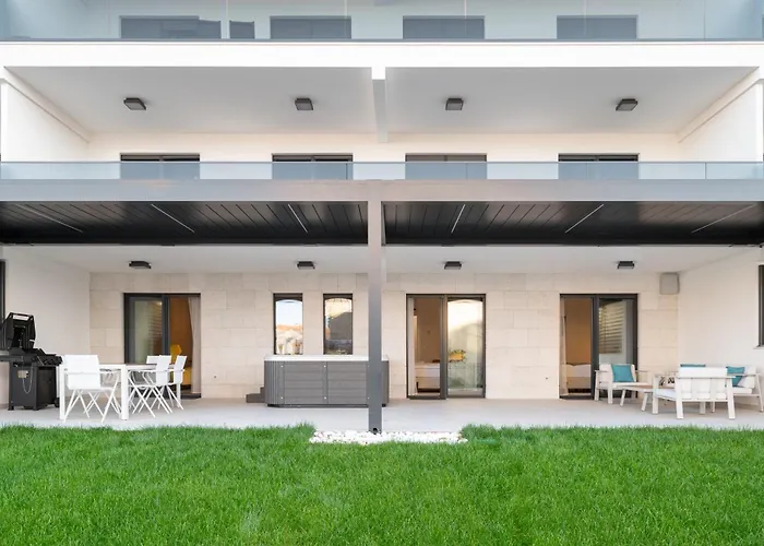 Luxury Mona With Garden & Jacuzzi In Zadar, Borik Apartman *