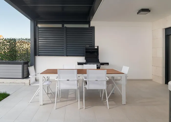 Luxury Mona With Garden & Jacuzzi In Zadar, Borik Apartman *